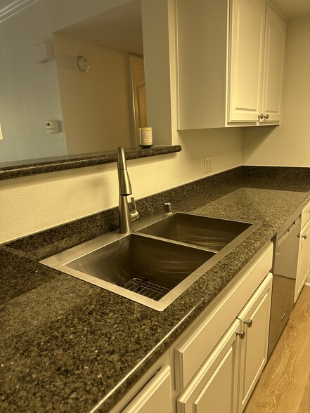 Building Photo - 12067 Alta Carmel Ct