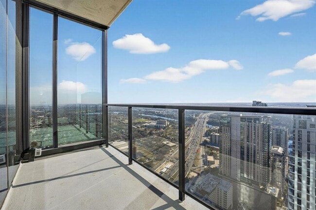 Building Photo - 610 Davis St