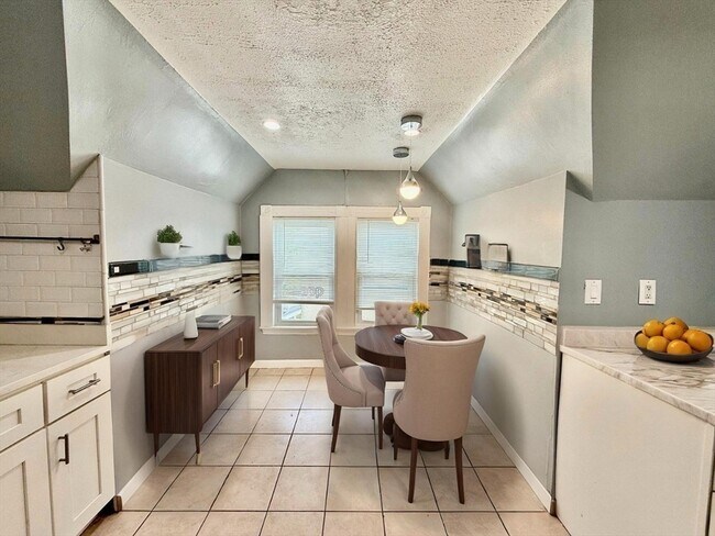 Building Photo - 10 Clark St