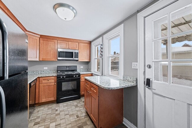 Building Photo - 233 Llewellyn Ave