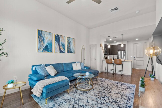 Primary Photo - 711 W Broadway Rd