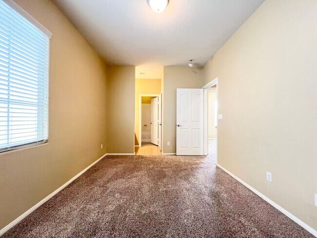 Building Photo - Welcome to this well-maintained 3-bedroom, 2.5-bath home