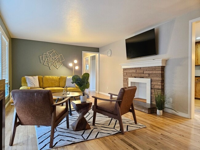 Building Photo - Fully Furnished Mid Century Charmer- month to month/midterm/short term, 3 bedrooms, highly desira...