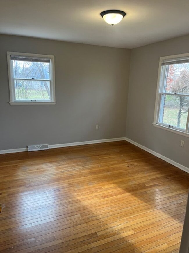 Building Photo - 3 bedroom, 1.5 bath Home: A MUST SEE! ONE MTH FREE OF YOUR CHOICE WITH A 12 MONTH LEASE!