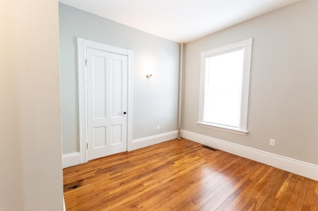 Building Photo - 642 Maple St