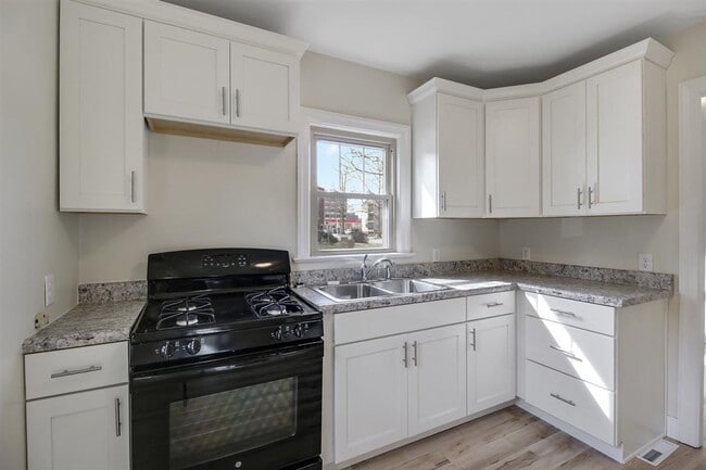 Building Photo - 5 bed, 3 bath updated home on Campus -  AVAILABLE AUGUST 2026