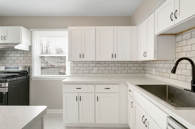 Building Photo - 410 W Angela Blvd