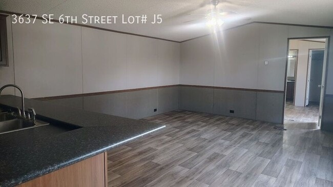 Building Photo - 3637 SE 6th St