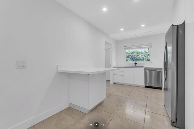 Building Photo - 806 NE 4th St