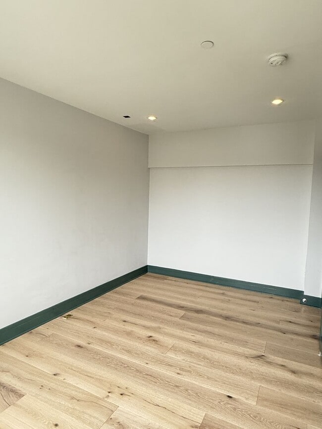 Building Photo - Bright Top-Floor 1BR Condo in Columbia Hei...