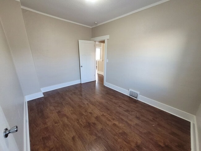 Building Photo - 2 Bedroom, 1 Bathroom Home with Detached Garage!