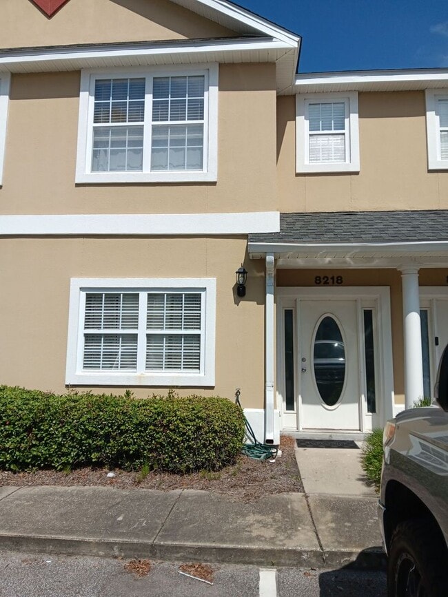 Building Photo - Fabulous Townhome in Gated Community w/Double Ensuites!