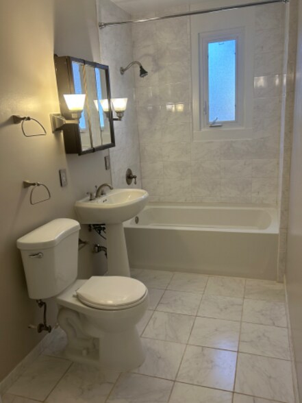 Building Photo - 5819 Black Hawk Dr