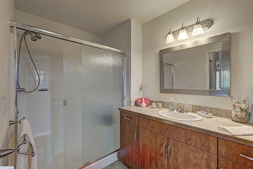 Master bathroom - 531 Smoketree pl