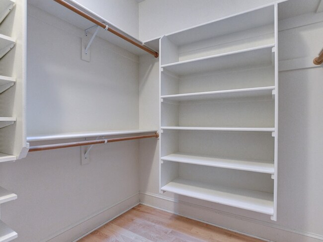Building Photo - Pristine Spacious 3 Bedroom Lake Oswego Townhome | Skylights, High Ceilings, and Mt. Park Trails ...
