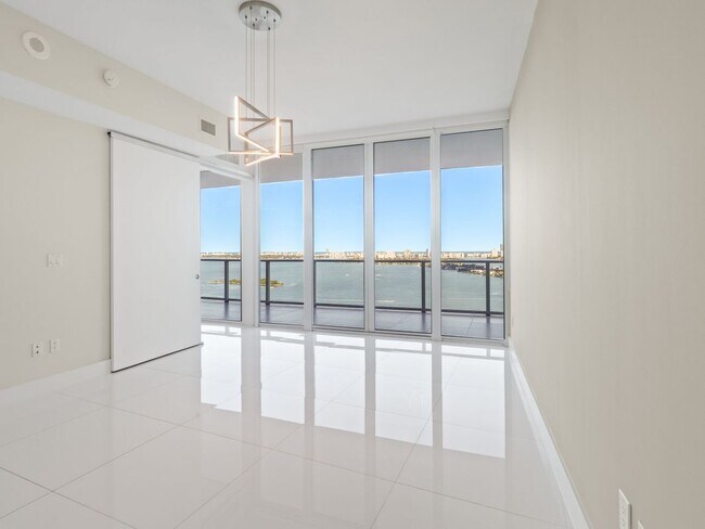Building Photo - 2020 N Bayshore Dr