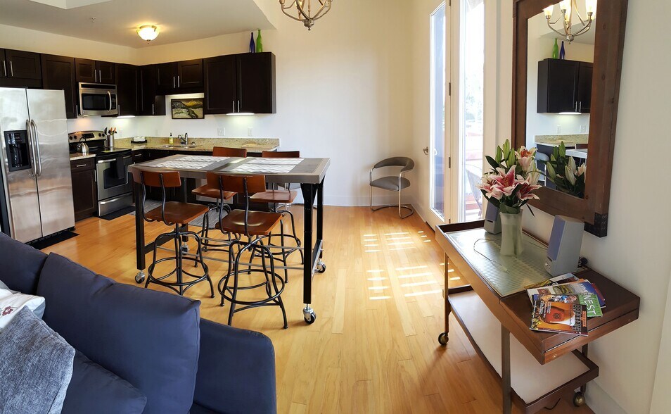 Building Photo - 915 Haywood Rd