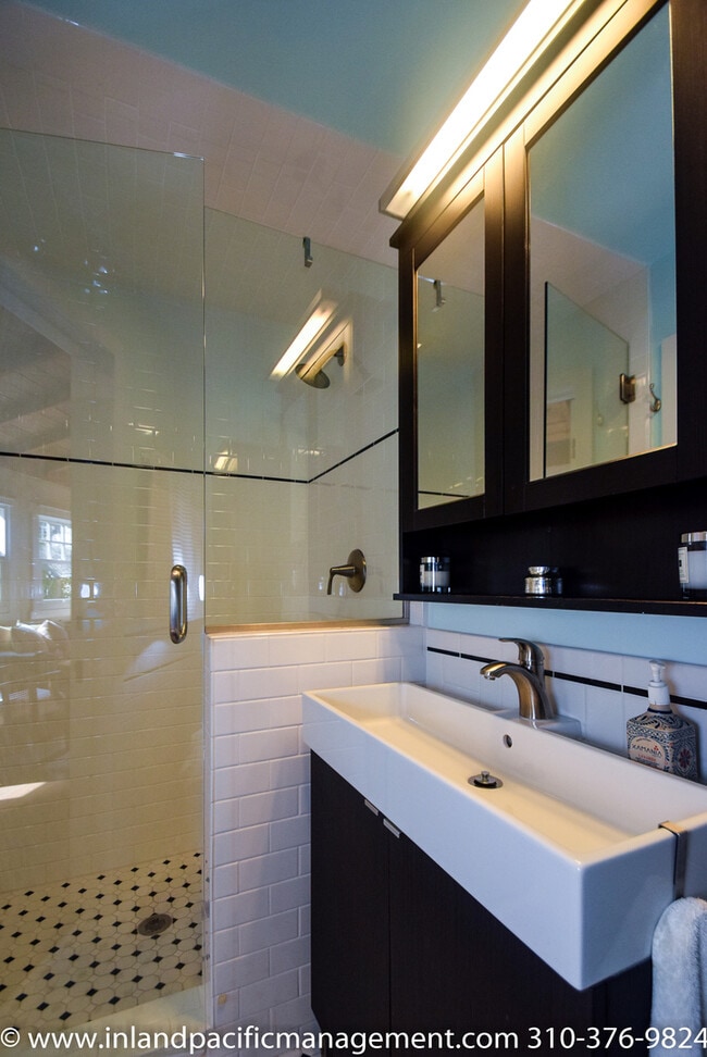 Building Photo - Exquisitely Remodeled Craftsman Style Home