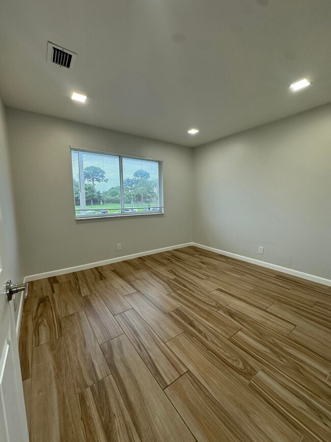 Building Photo - 200 E Tiffany Dr