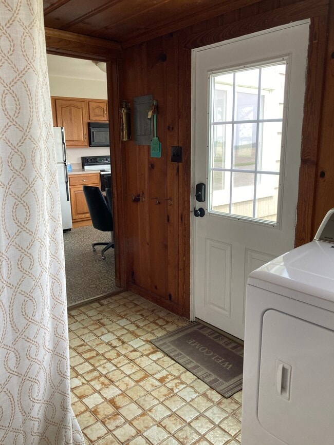 Back entry and mud room - 8370 N 300 W-90