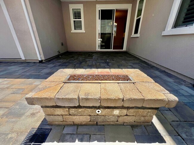 Building Photo - Application Pending! Lovely 4 bedroom 2.5 ...