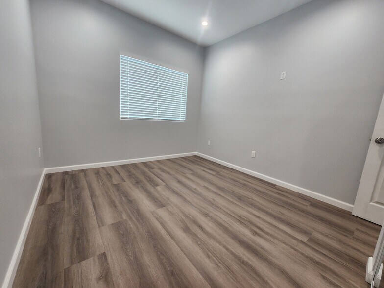 Building Photo - 15524 Tupper St