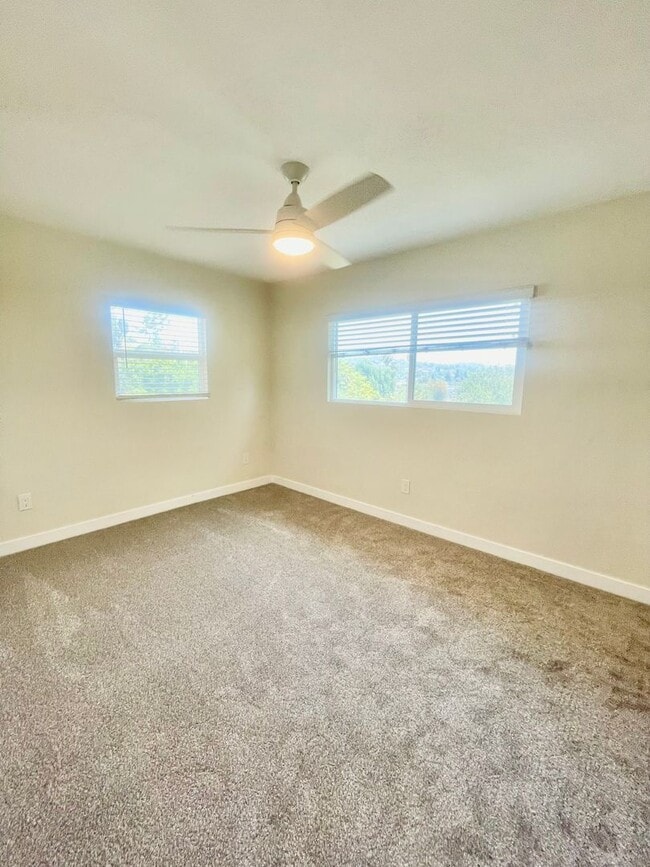 Building Photo - Beautiful 3br, 2b Duplex
