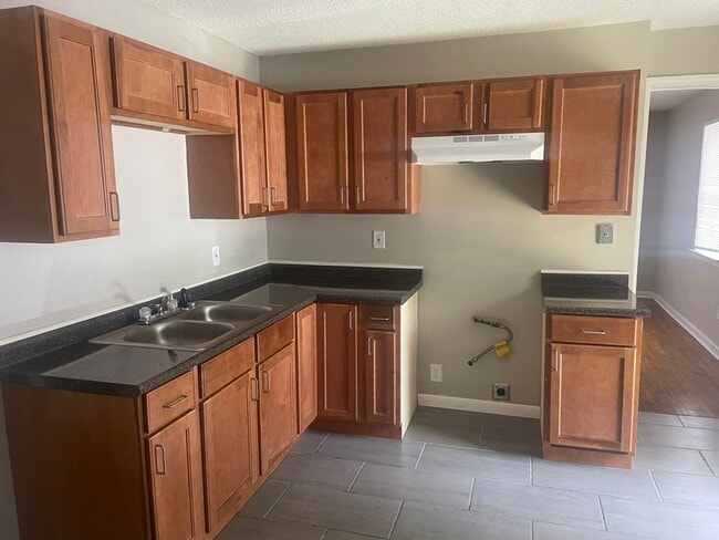 Building Photo - Move-in Special! 1/2 off first month's rent!