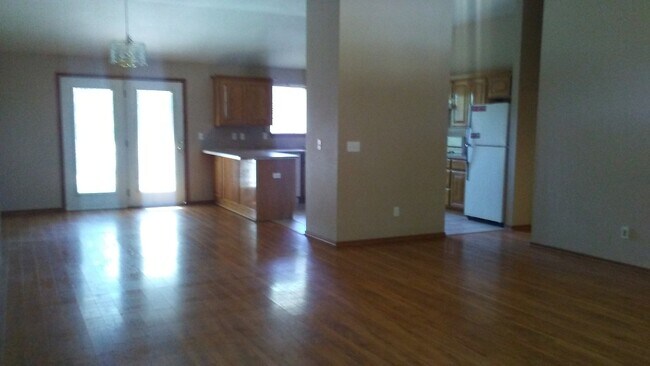 Building Photo - 4 bed 1.5 miles from OU Campus available f...