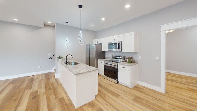 Building Photo - 1207 Hedge Ave