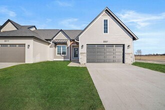 Building Photo - 3 Bedroom Townhome Available November 5th,...