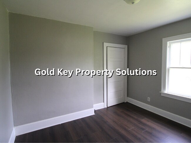 Building Photo - Spacious 2 BR 1 BA House with Dining Room ...