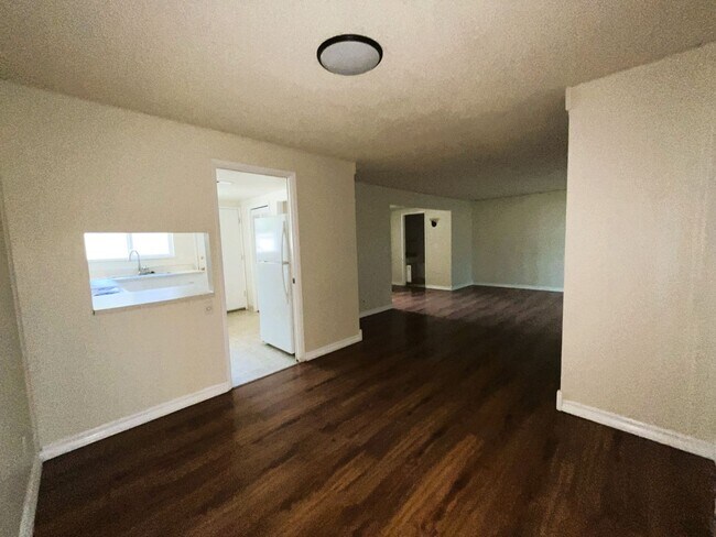 Building Photo - 2 Bedroom 2.5 Bathroom Townhome $500 Move-...