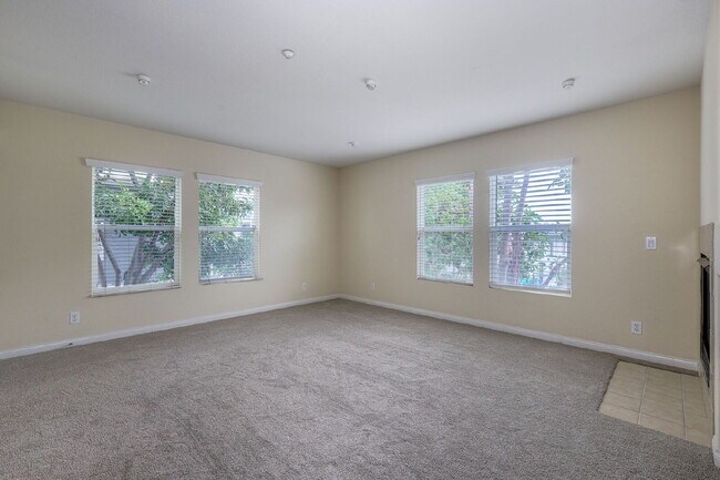Building Photo - Spacious 2BR/2.5BA Townhome in the desirab...