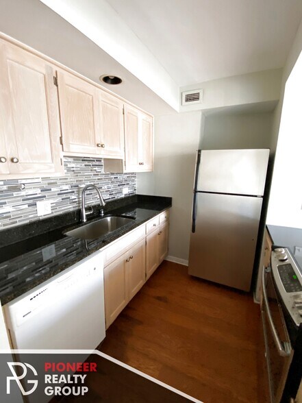 Building Photo - 429 W Wellington Ave