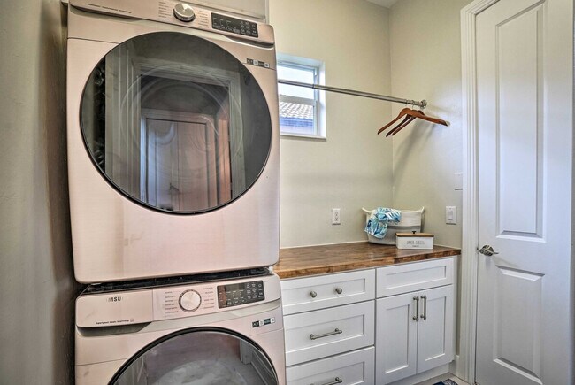 Building Photo - 6096 Dogleg Dr