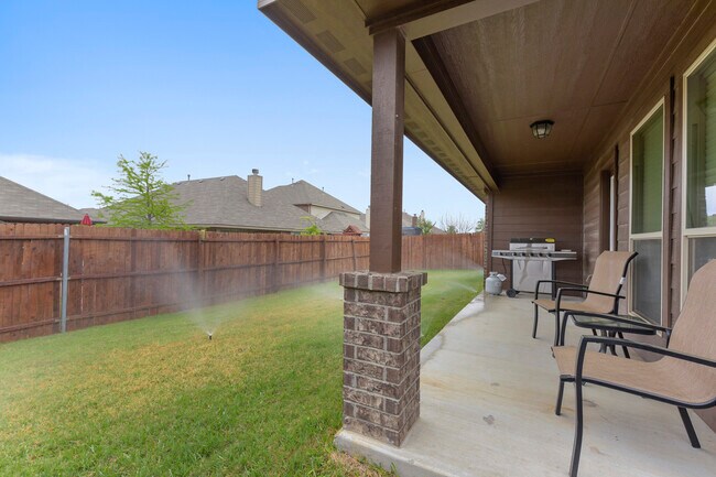 Backyard w/ grill - 6004 Paddlefish Dr