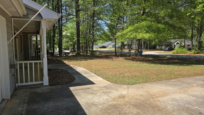 Building Photo - 205 Laurel Way