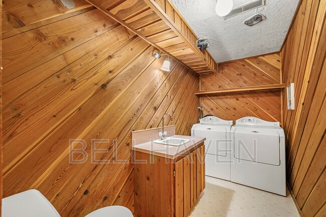 Building Photo - 450 W Elmore Ave