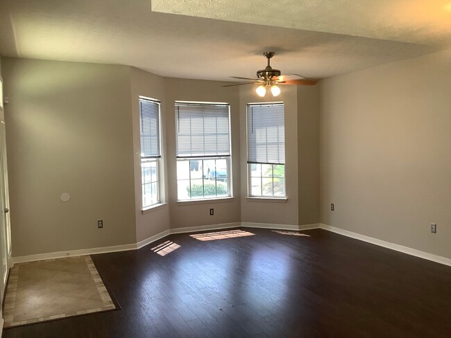 Building Photo - Spacious 3BR/3BA Townhome in PRIME location!!
