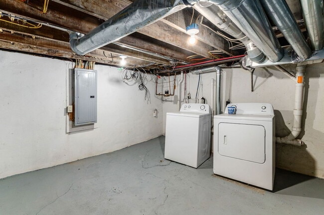 Building Photo - 182 W 8th Ave