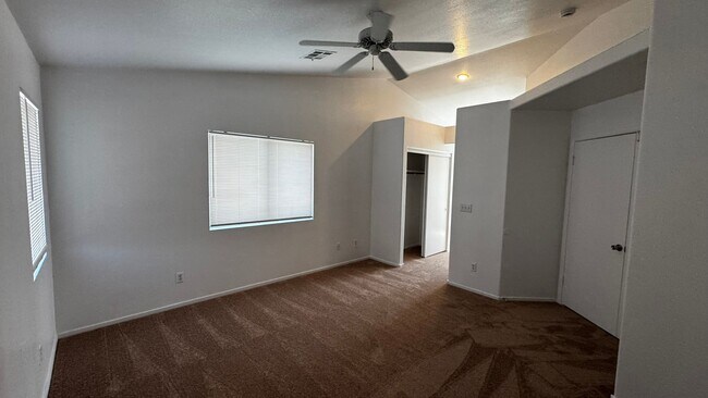 Building Photo - Pool & Spa plus 4 bedrooms