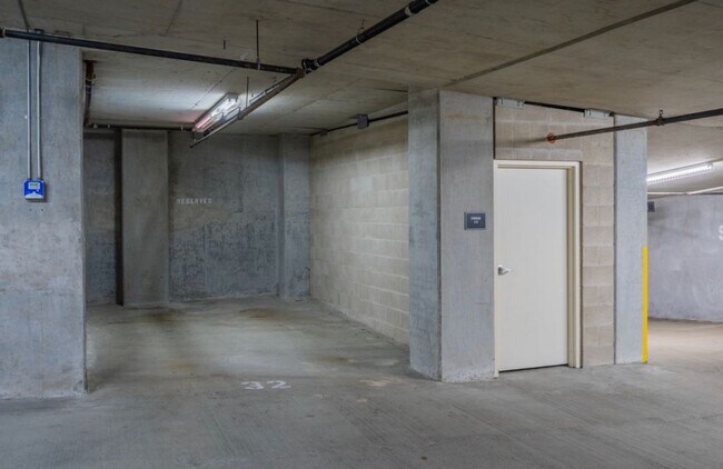 Building Photo - Beautiful Large 2 Bdrm, 2 Ba Condo in Cort...