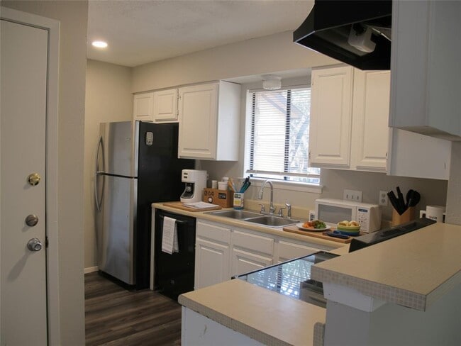 Building Photo - 509 Algerita Dr
