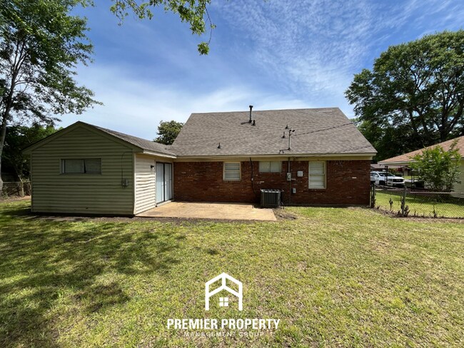 Building Photo - Spacious 4BR/2BA Home in Whitehaven | Hardwood Floors & 2-Car Garage