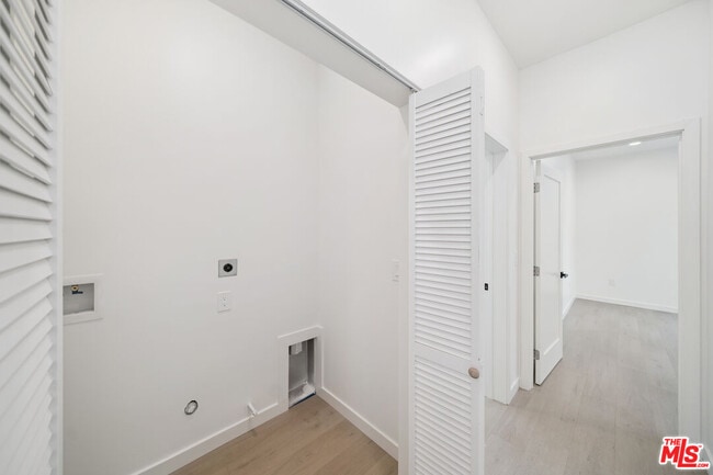 Building Photo - 1513 S Hayworth Ave