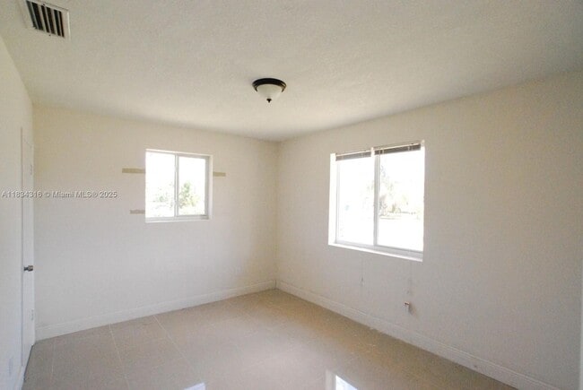 Building Photo - 3110 SW 33rd Ave