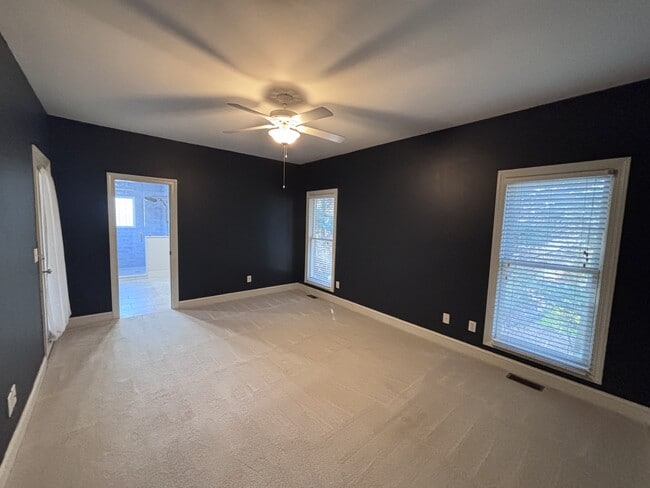 Building Photo - 420 Lake Forest Dr SE