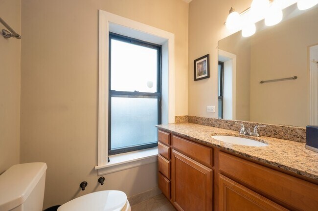 Building Photo - 1104 E 46th St