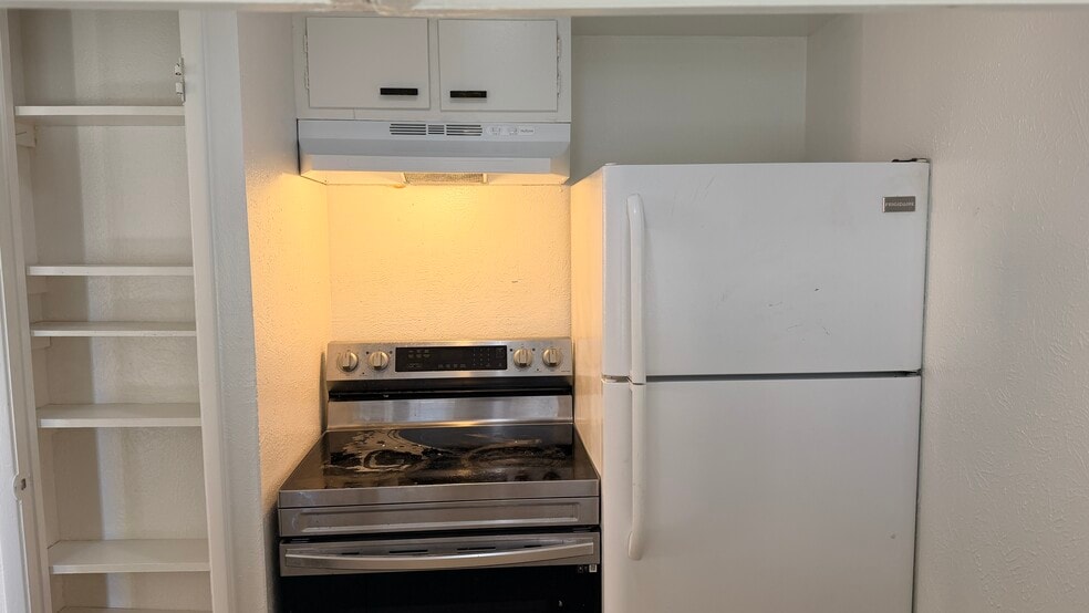 Building Photo - 8057 Meadow Rd